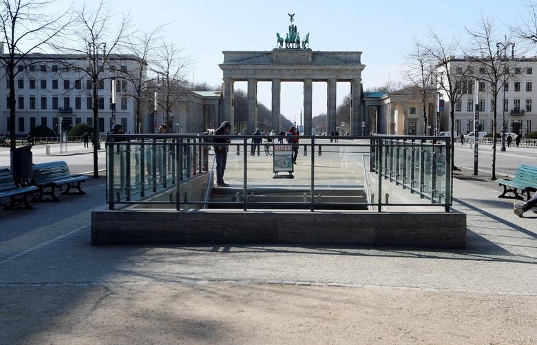 Cổng Brandenburg trống được hình dung trong đợt dịch virus corona (COVID-19) tại Berlin, Đức, ngày 25/3/2020.