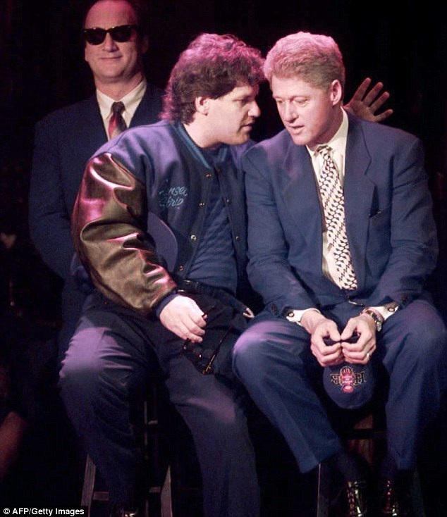Tổng thống Bill Clinton và em trai cùng cha khác mẹ Roger Clinton. Ảnh: AFP 