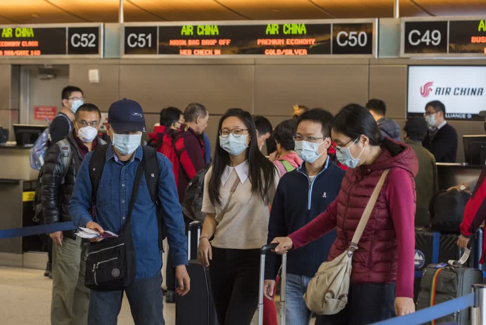   Hành khách tại sân bay quốc tế Los Angeles, bang California, Mỹ ngày 2/2/2020. Ảnh: AFP/TTXVN  