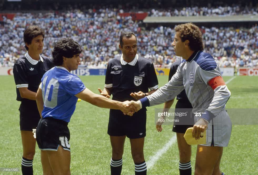 Cái bắt tay lịch sử giữa Diego Maradona và Peter Shilton trước trận tứ kết giữa tuyển Anh và Argentina tại World Cup 1986. Ảnh: Getty Images
