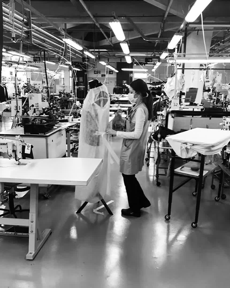 Bên trong nhà máy sản xuất áo choàng y tế của Giorgio Armani. (Ảnh: Giorgio Armani)