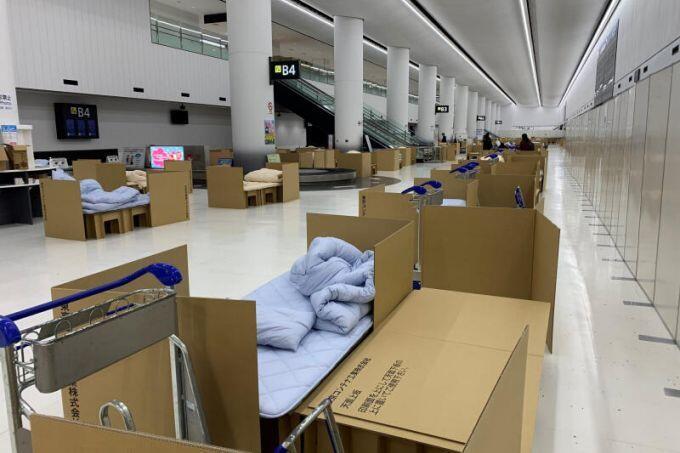 Gường ngủ bằng giấy các tông tại sân bay Narita của Nhật Bản.
