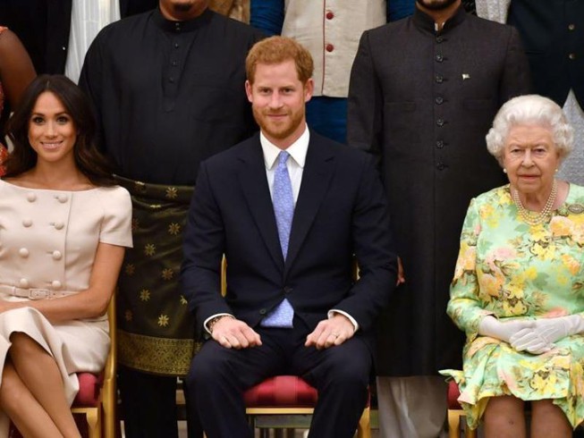Nữ hoàng Elizabeth II (phải) và vợ chồng Hoàng tử Harry. Ảnh: Reuters.