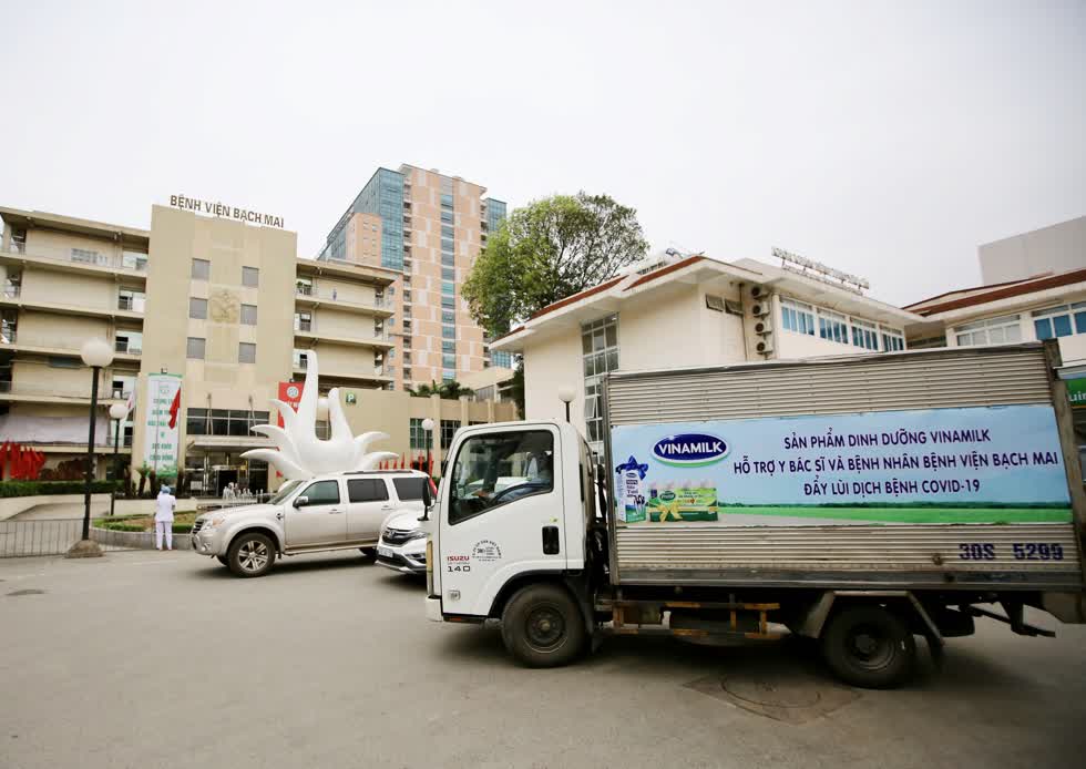   Vinamilk đã tổ chức ngay các chuyến xe đưa sản phẩm sữa đến bệnh viện Bạch Mai trong ngày 31/03 và những ngày sắp tới.  