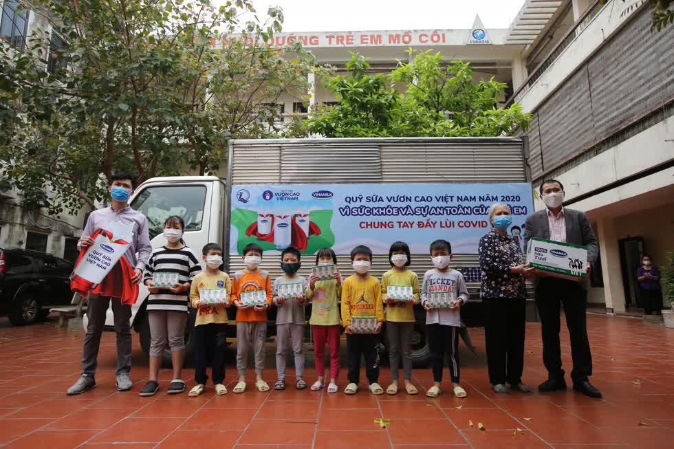 Đại diện công ty Vinamilk tặng sữa cho trẻ em tại Trung tâm nuôi dưỡng trẻ mồ côi Hà Cầu, Hà Nội.
