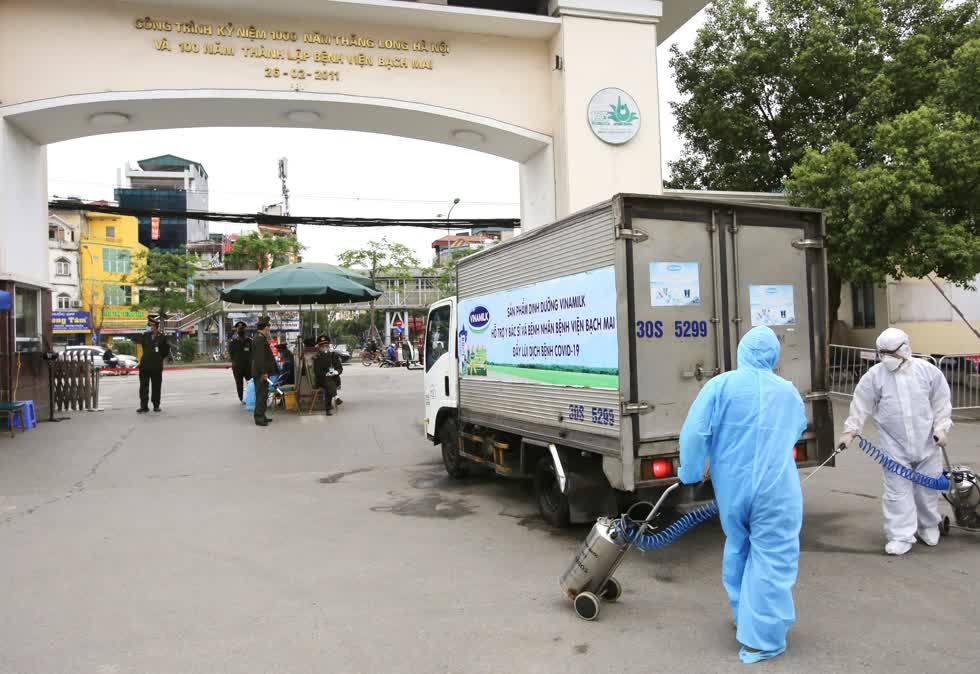   Xe chở những sản phẩm đầu tiên của Vinamilk đến bênh viện Bạch Mai được phun khử trùng khi ra, vào bệnh viện.  