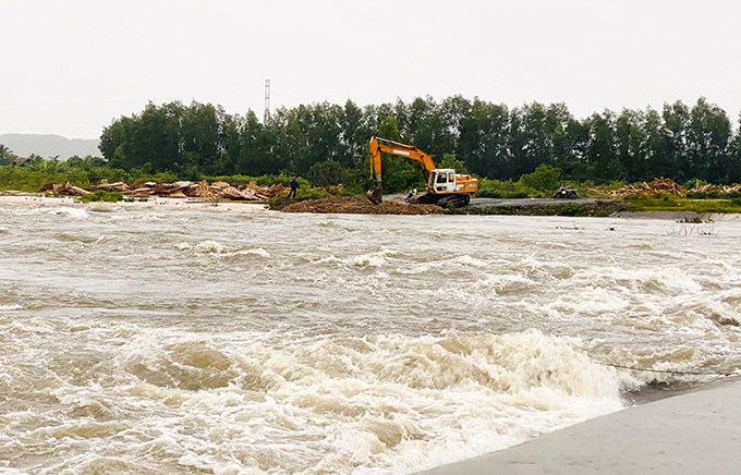 Một đoạn đường bị nước lũ chia cắt tại xã Ninh Sơn, Ninh Hòa vào chiều 29/11. Ảnh: Báo Khánh Hòa