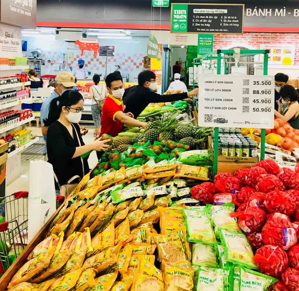 Người dân mua sắm tại siêu thị VinMart . Ảnh: BNEWS/TTXVN