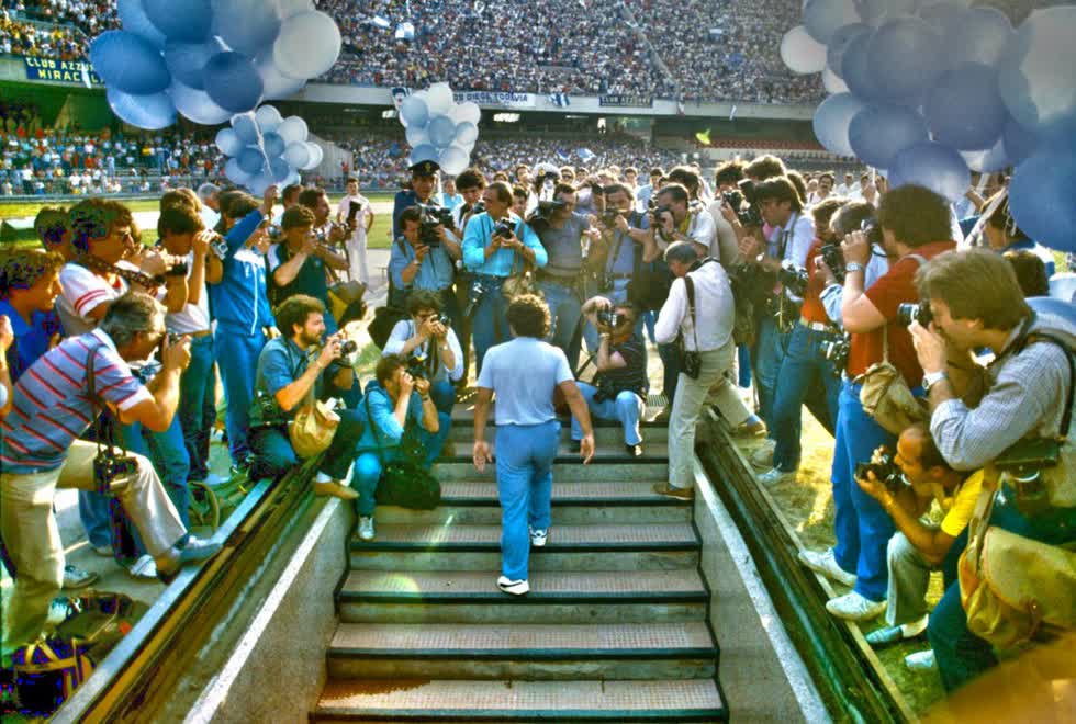 Nhiều CĐV đã tuyệt thực, tự trói mình vào hàng rào CLB để thúc giục BLĐ Napoli chiêu mộ Maradona. Trong ảnh, Maradona vào ngày ra mắt tại Napoli. Ảnh: Getty.