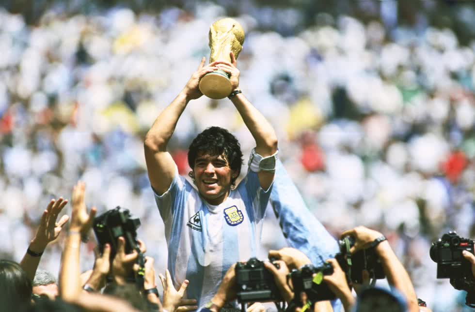 Huyền thoại bóng đá thế giới Diego Maradona, người hùng số một lịch sử Argentina đã trút hơi thở cuối cùng ở tuổi 60 vào ngày 24/11 sau một cơn đau tim đột ngột. Ảnh: Getty.