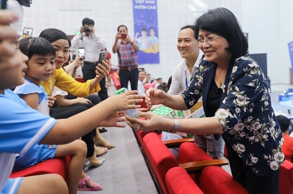 Phó Chủ tịch nước Đặng Thị Ngọc Thịnh trao những hộp sữa học đường cho trẻ em tham gia ngày hội.
