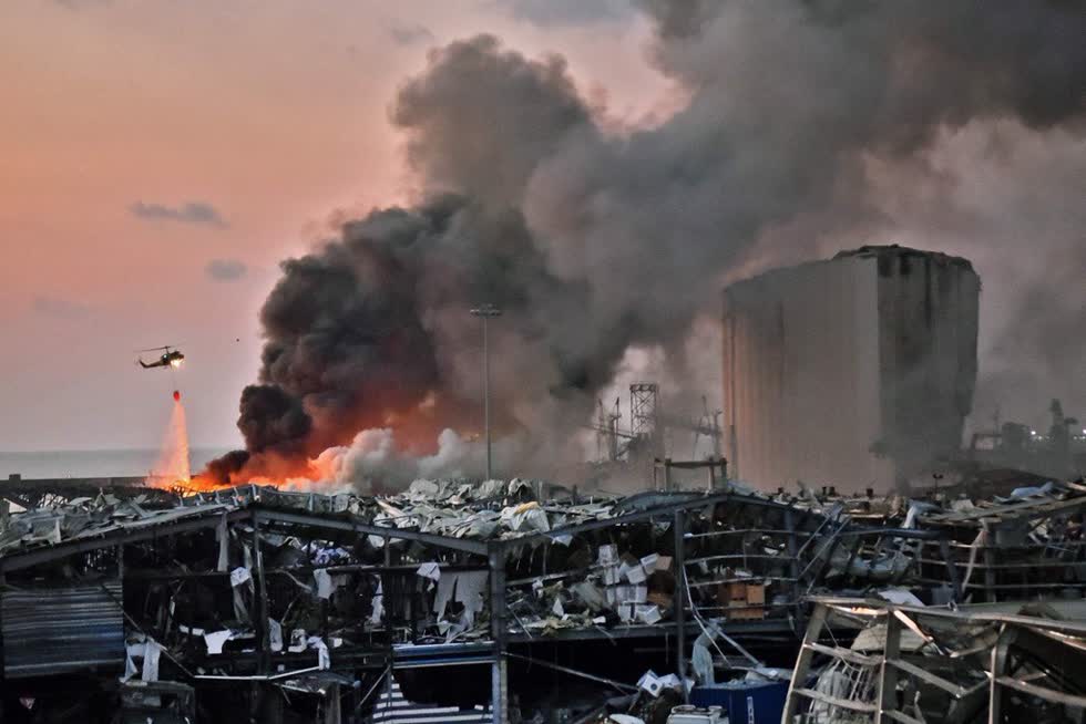 Trực thăng dập lửa tại hiện trường vụ nổ ở cảng tại thủ đô Beirut của Lebanon. Ảnh: AFP.
