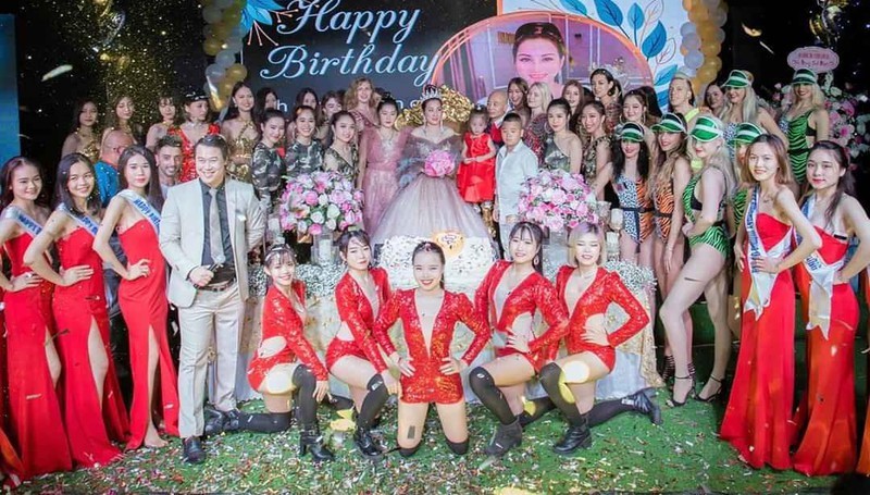 Nữ doanh nhân Nguyễn Thị Dương (váy trắng đứng giữa) trong bữa tiệc mừng sinh nhật mình. Ảnh: FBNV