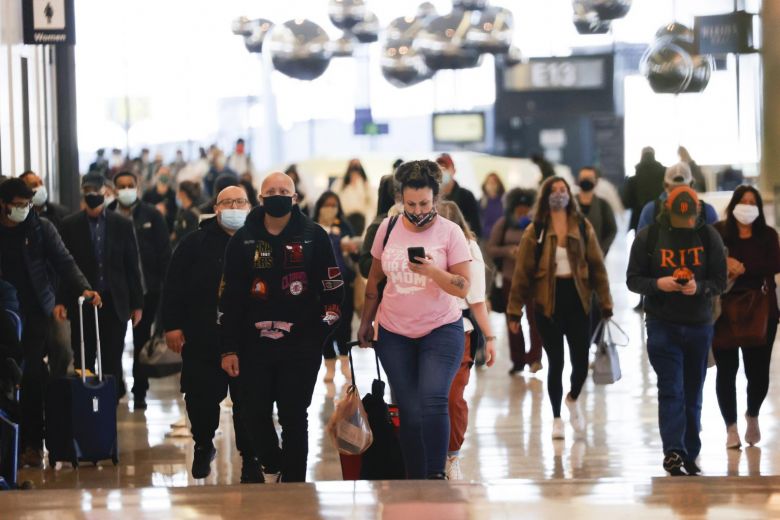 Gần 1 triệu hành khách mỗi ngày đã bị soi chiếu tại các điểm kiểm tra an ninh sân bay trong tuần qua. ẢNH: EPA-EFE
