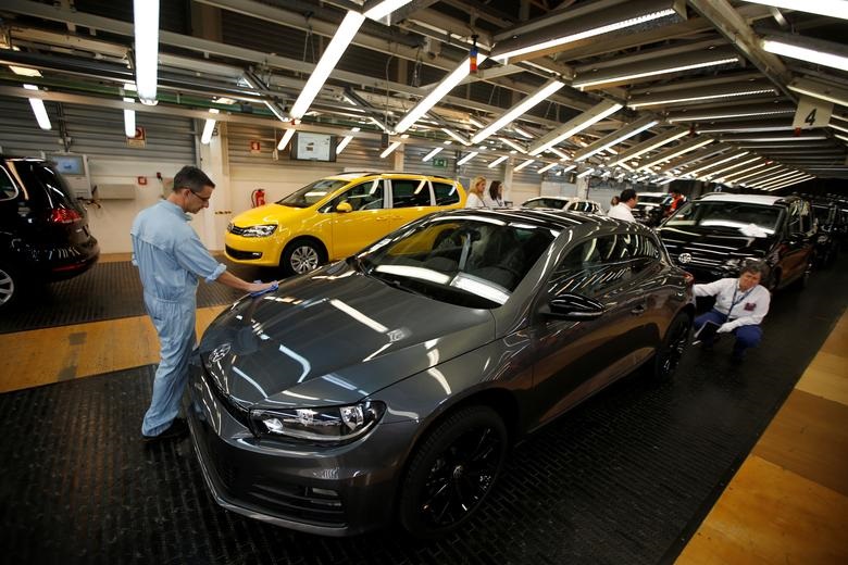 Nhân viên làm việc trên dây chuyền lắp ráp tại nhà máy ô tô của Volkswagen tại Palmela, Bồ Đào Nha, ngày 9/12/2016.