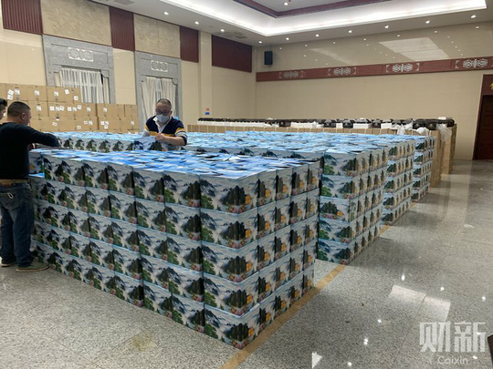 Hàng ngàn thùng đựng bình tro cốt được xếp đặt tại nhà tang lễ Hán Khẩu hôm 26/3. 