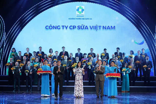 Bà Nguyễn Thị Minh Tâm - Giám đốc Chi nhánh Vinamilk Hà Nội, đại diện nhận biểu trưng tại Lễ công bố các doanh nghiệp có sản phẩm đạt Thương hiệu quốc gia năm 2020 diễn ra tại Hà Nội.