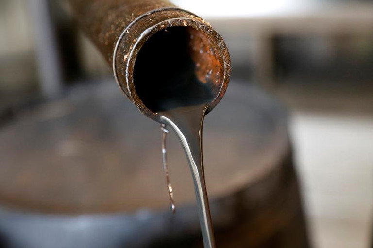 Giá dầu giảm gần 8% dù sản lượng giảm 10 triệu thùng/ngày