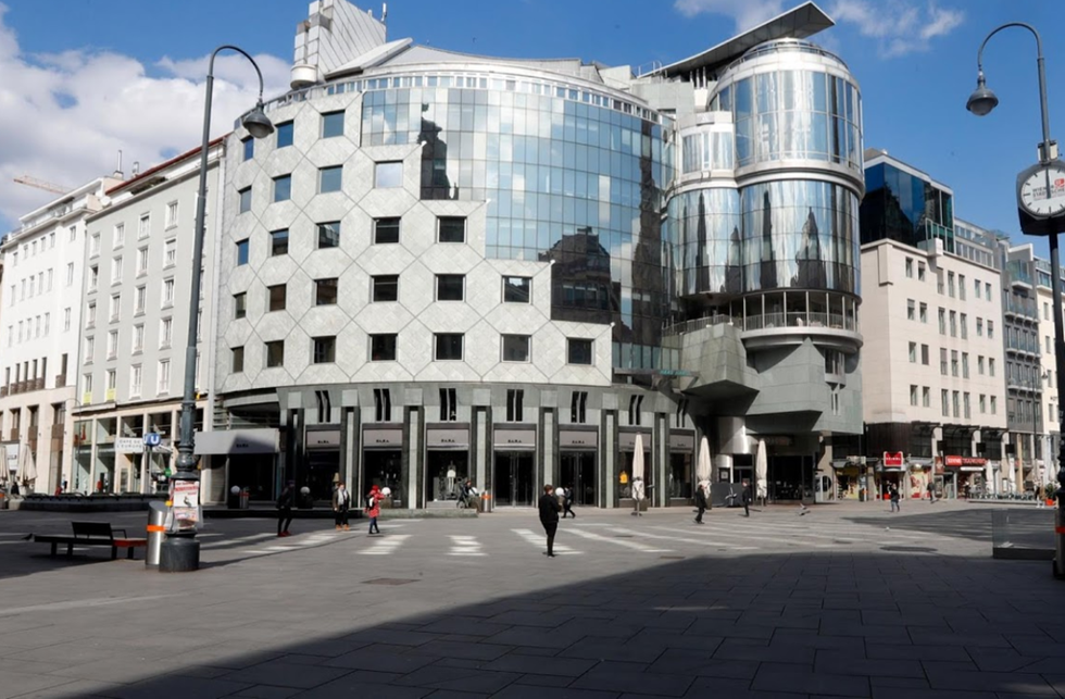 Khung cảnh ảm đạm vào buổi trưa tại khu trung tâm tài chính ở Vienna, Áo.