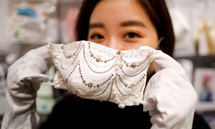 Một chiếc khẩu trang được đính kim cương, pha lê có giá 9.640 USD tại Tokyo, Nhật Bản, hôm 25/11. Ảnh: Reuters.