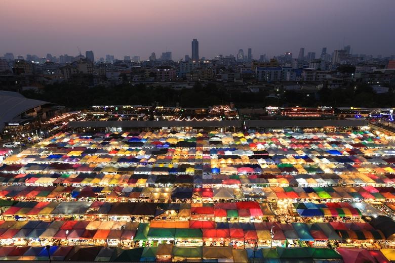 Chợ đêm đường sắt Ratchada được nhìn thấy trong hoàng hôn ở Bangkok, Thái Lan, ngày 8/2/2018.