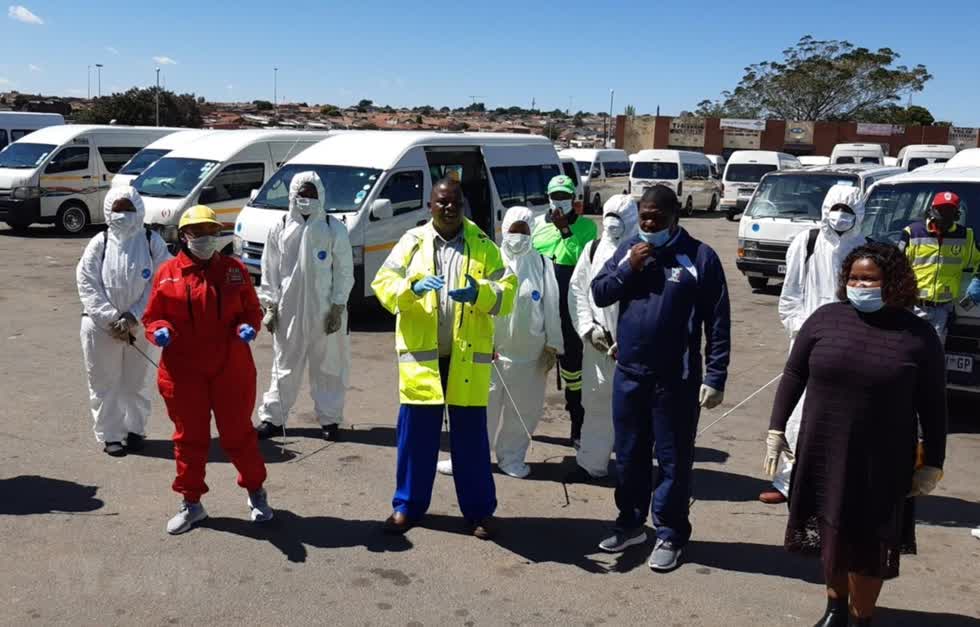 Lực lượng y tế Nam Phi chuẩn bị tiến hành xét nghiệm COVID-19 tại một khu dân cư tại ngoại ô thành phố Johannesburg. Ảnh: Phi Hùng/TTXVN.