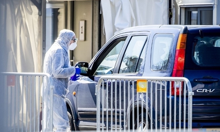   Nhân viên y tế Hà Lan lấy mẫu tại một trạm xét nghiệm ở Goirle ngày 1/4. Ảnh: AFP.  