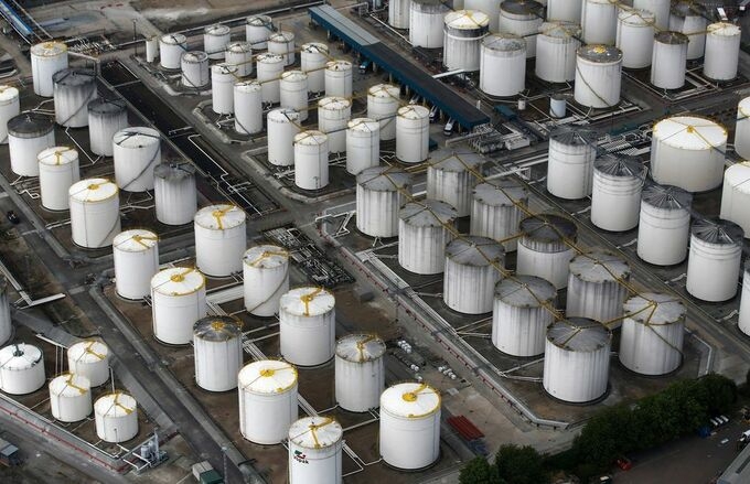 Các bể chứa dầu của Vopak tại một trung tâm ở Grays. Ảnh: Bloomberg.