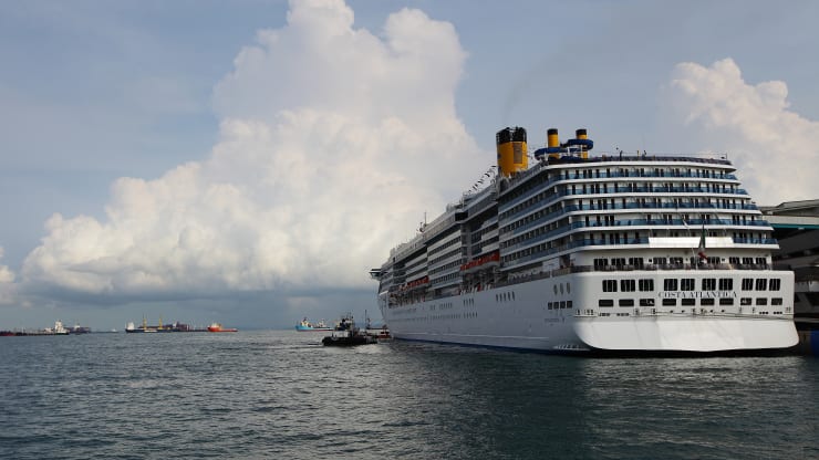   Tàu Costa Atlantica cập cảng Trung tâm du thuyền vịnh Bay Singapore vào ngày 3/5/2013 tại Singapore. Ảnh: Getty.  