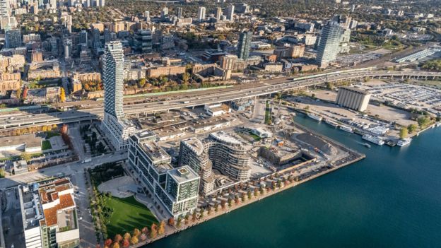   Sidewalk Labs muốn biến khu công nghiệp bên bờ sông Toronto này thành một thành phố được gọi là 'thành phố thông minh'. Tuy nhiên, sau nhiều năm làm việc, công ty hiện đã từ bỏ kế hoạch đó với lý do bất ổn kinh tế trong bối cảnh đại dịch COVID-19.  