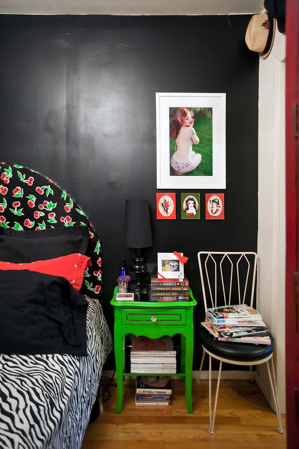Bức tường màu đen, trang trí đầy màu sắc và thiết kế sáng tạo đã biến đổi phòng ngủ nhỏ bé này của ngôi nhà New York 