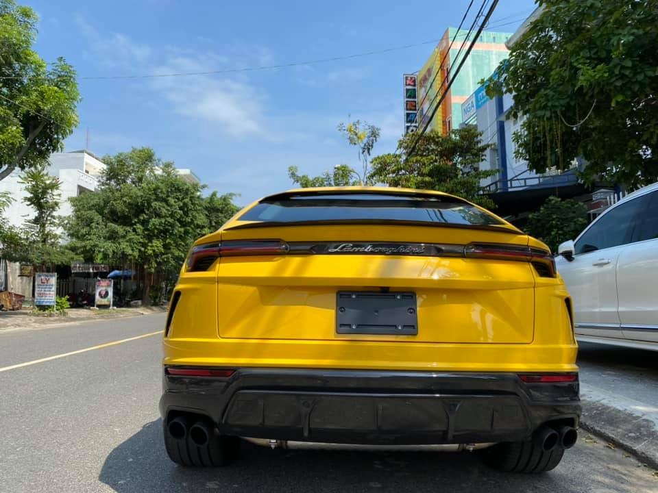 Ngắm siêu SUV Lamborghini Urus đầu tiên về Đà Nẵng với màu sơn vàng Giallo Auge sang trọng