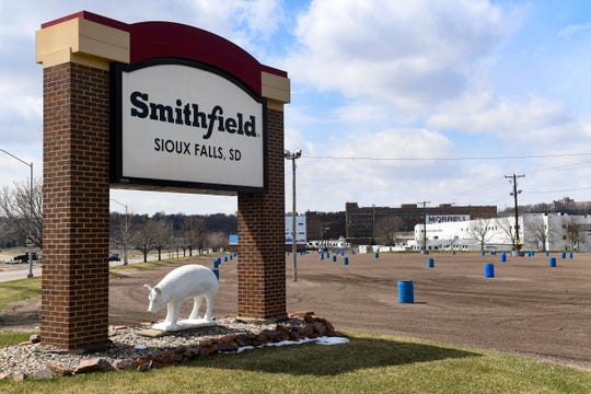 công ty thịt lớn nhất thế giới như Smithfield Food Inc cũng đóng cửa phần lớn các nhà máy chế biến thịt của mình, khiến nông dân buộc phải tiêu hủy vật nuôi vì không biết mang chúng đi đâu.