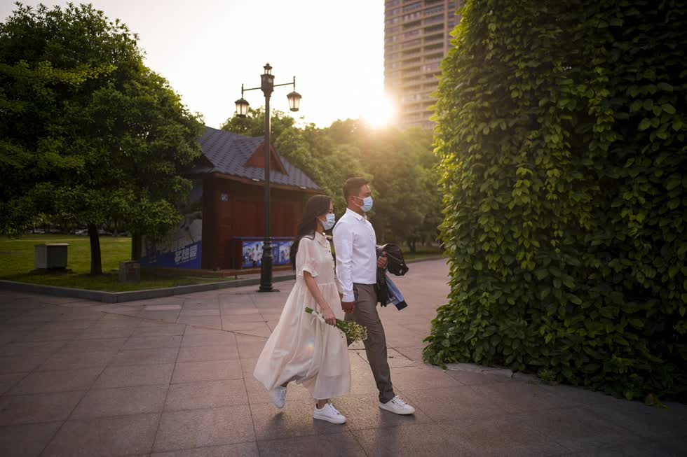   Cặp đôi đang chuẩn bị cho buổi chụp ảnh cưới. Ở Vũ Hán chỉ dỡ bỏ lệnh phong tỏa, còn những hội hè lớn chưa được phép tổ chức, và các khách sạn chưa nhận đặt tổ chức tiệc. Ảnh: Reuters.  