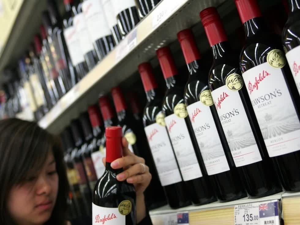 Rượu vang Australia được bày bán trong một siêu thị ở Thượng Hải, Trung Quốc. Ảnh: AFP