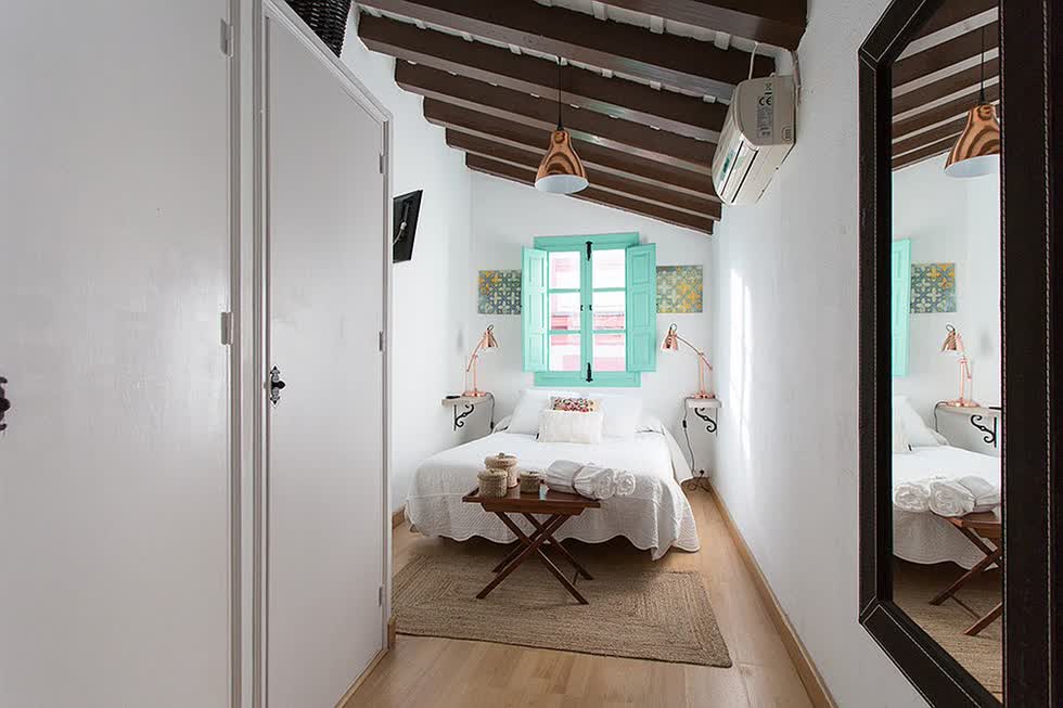 Tìm kiếm sự cân bằng giữa màu sắc và đẳng cấp trong phòng ngủ theo phong cách Địa Trung Hải hiện đại.