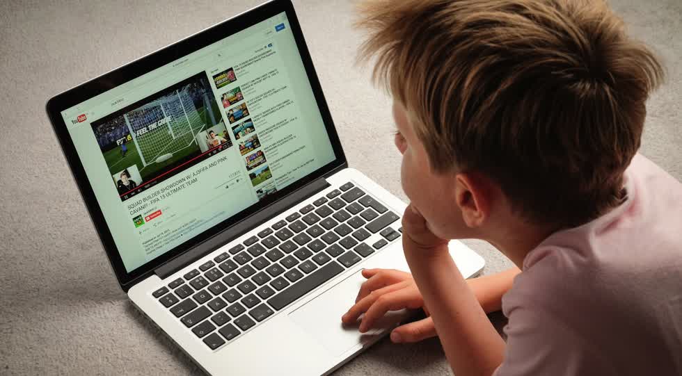 Trẻ em đang dành thời gian cho những video trực tuyến không bổ ích. Ảnh: Internet