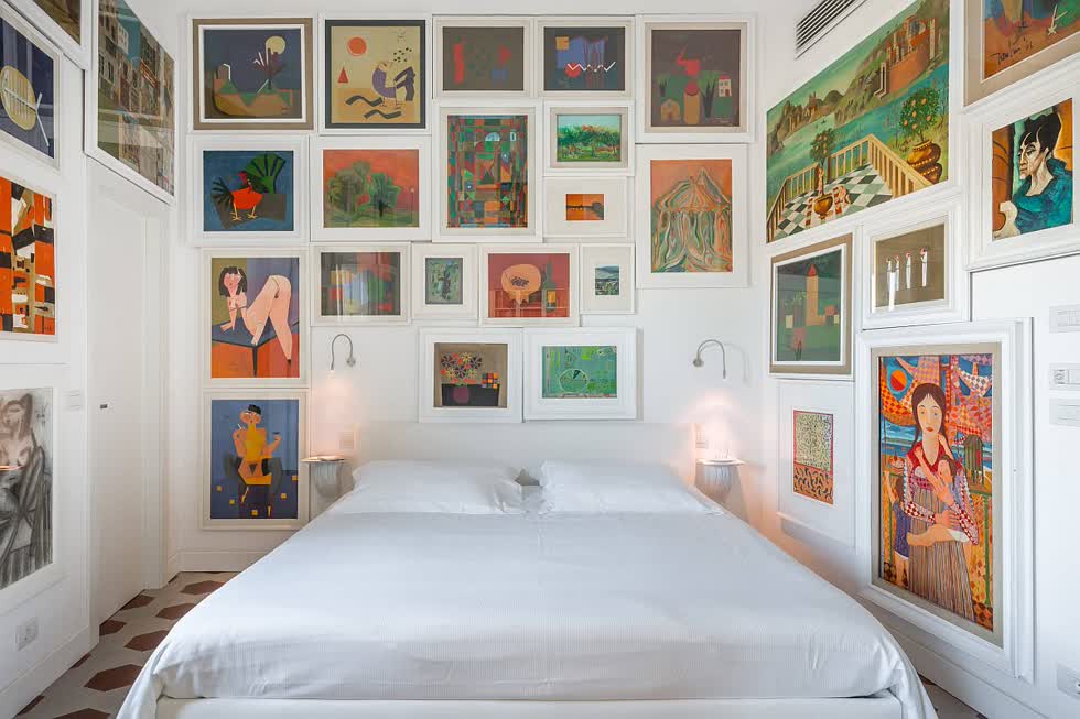 Cách tuyệt vời để  trang trí phòng ngủ  với những tác phẩm nghệ thuật treo tường đầy màu sắc.