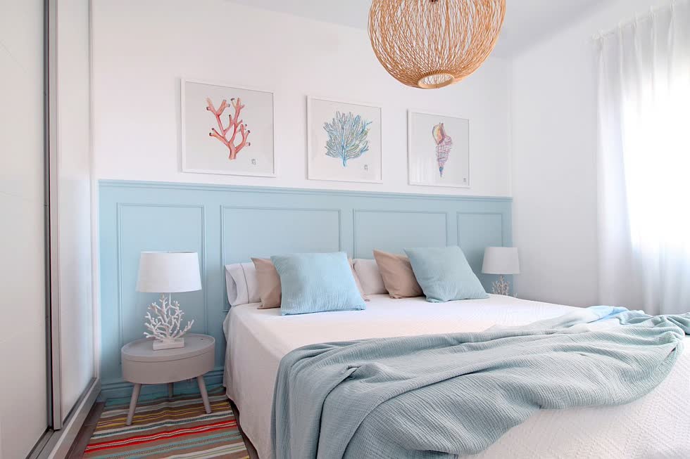 Phòng ngủ Địa Trung Hải hiện đại quyến rũ với màu xanh nhạt và trắng.
