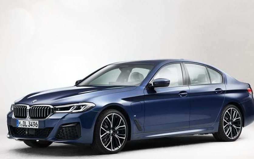 BMW 5-Series 2021 (ảnh trái) và BMW 5-Series phiên bản hiện tại.