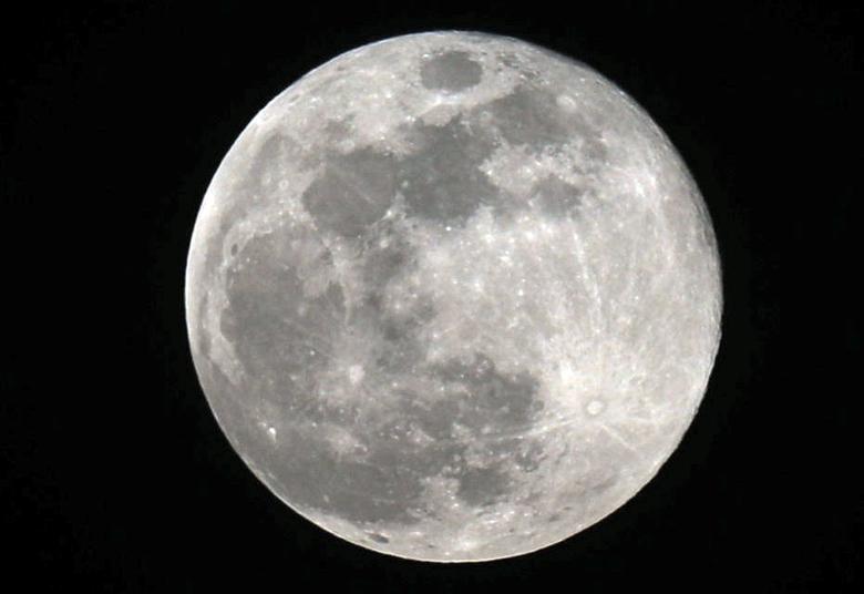 Theo NASA, Mặt Trăng sẽ tròn đầy trên bầu trời trong 3 ngày, trong ảnh là 