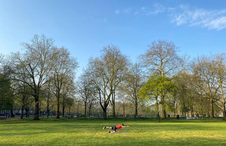 Một người đàn ông tập thể dục trong công viên ở Islington, London, Anh.