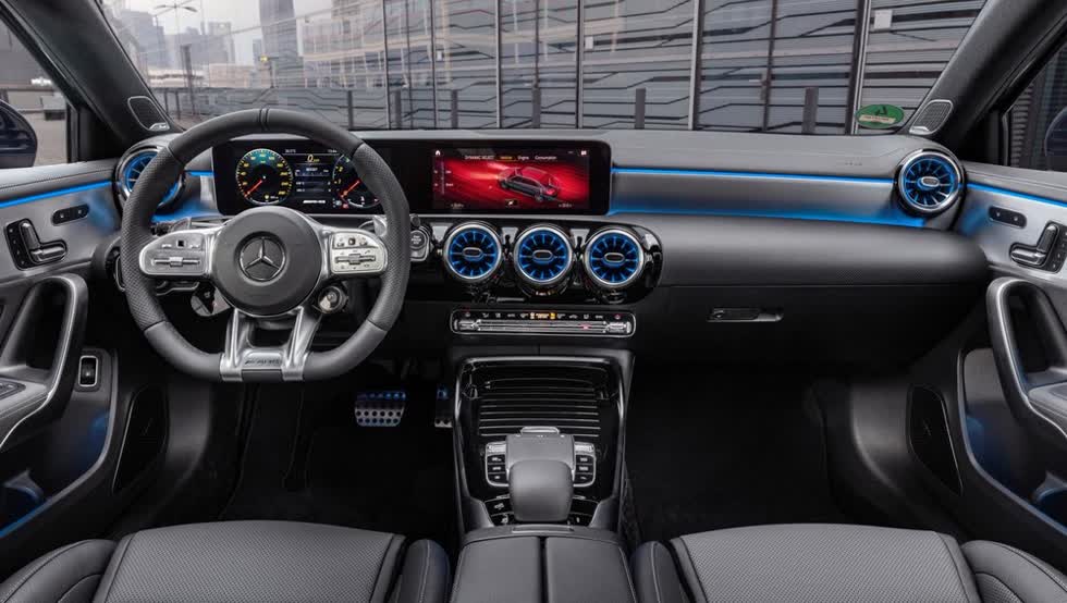 Tổng thể nội thất của Mercedes-AMG A 35 4Matic sedan 2020.