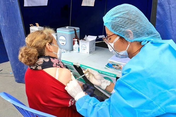 Tình nguyện viên thử nghiệm vaccine của Pfizer tại Peru, tháng 11/2020. Ảnh: Reuters