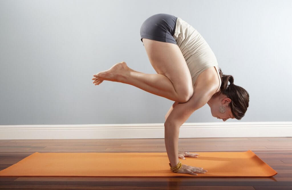 Lợi ích và cách thực hành tư thế con quạ trong Yoga