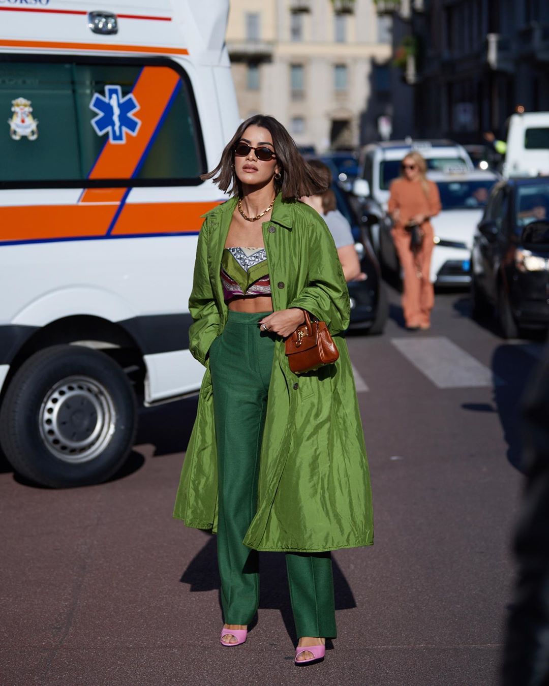 Dù diện trang phục nhiều màu sắc và họa tiết, Camila Coelho vẫn đảm bảo sự hài hoa cho tổng thể bằng cách chọn phụ kiện đồng điệu với họa tiết trên áo. (Ảnh: Getty Images) 
