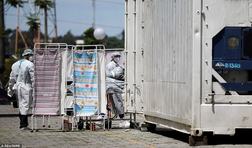 Tại Manaus, xác người chồng chất trong các xe tải lạnh và xe ủi đất đào các mộ tập thể tại các nghĩa trang. Ảnh: Reuters