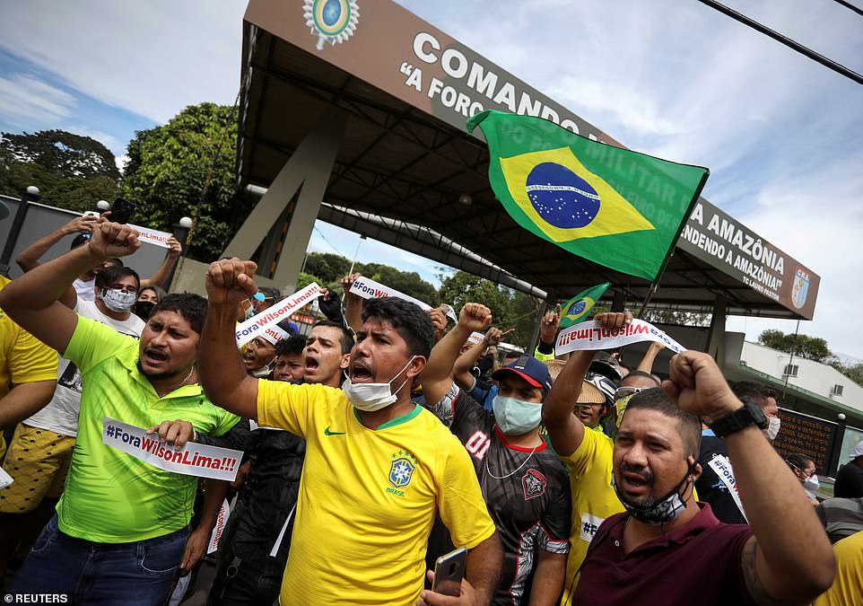   Những người ủng hộ tổng thống Brazil Jair Bolsonaro phản đối các biện pháp cách ly xã hội do Thống đốc Amazonas, Wilson Miranda Lima, đưa ra trong một cuộc biểu tình ở Manaus, Brazil. Ảnh: Reuters  