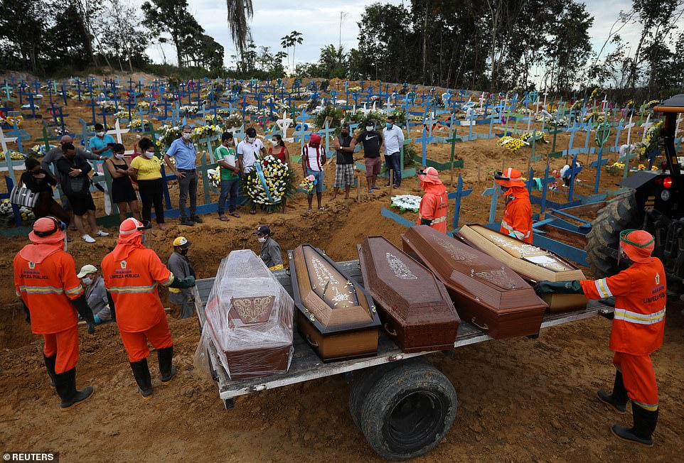 Nhiều người tham dự một đám tang tại một ngôi mộ tập thể tại nghĩa trang Nossa Senhora Aparecida ở Manaus, Brazil. Thành phố này là khu vực bị ảnh hưởng nặng nề nhất của quốc gia bởi đại dịch. Ảnh: Reuters