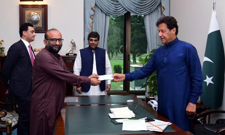   Thủ tướng Pakistan (phải) nhận séc tài trợ từ Faisal Edhi, người đứng đầu tổ chức từ thiện lớn nhất Pakistan, trong cuộc họp ở Islamabad hôm 15/4. Ảnh: Văn phòng Thủ tướng Pakistan.  